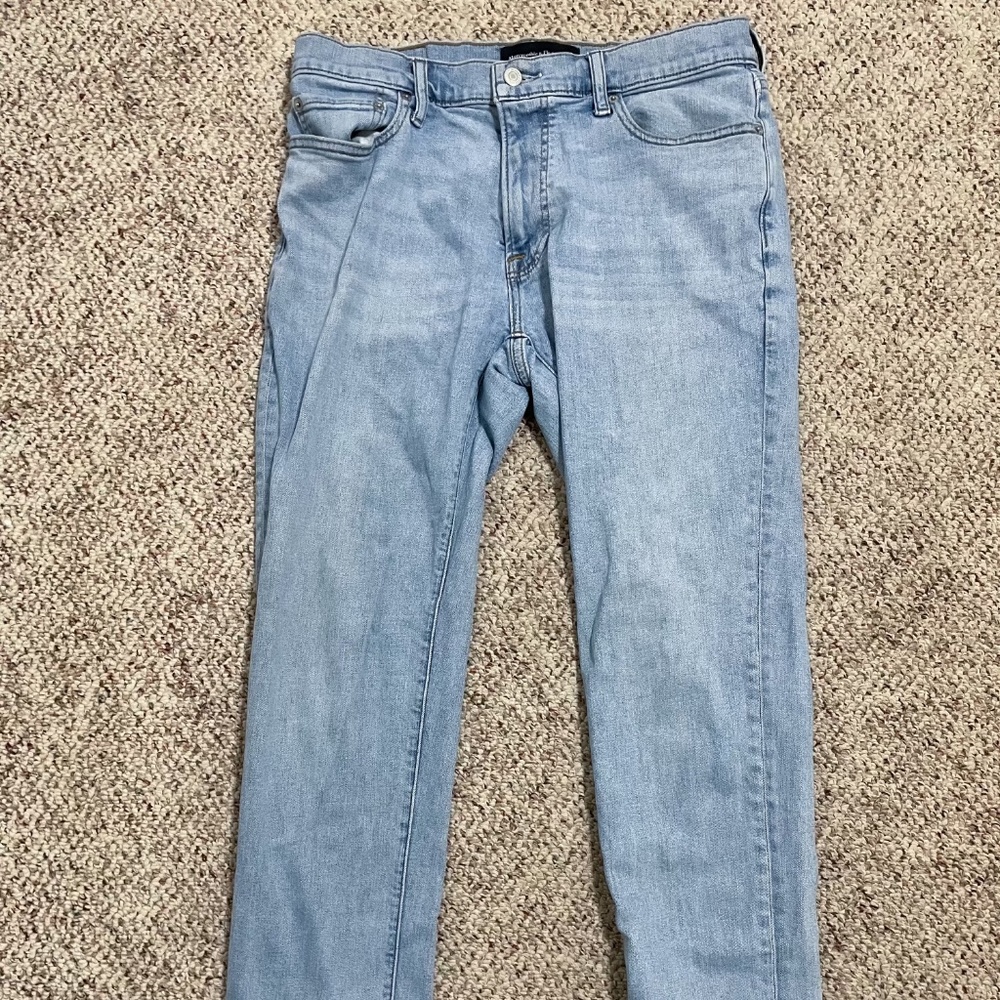 Abercrombie and Fitch Light Wash Skinny Jeans 33x32